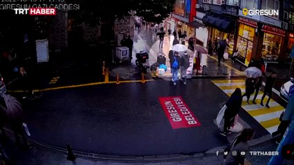 Duran otomobile çarpıp kendini yere attı