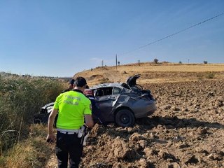 ADIYAMAN'DA OTOMOBİL, ŞARAMPOLE DEVRİLDİ: 1 ÖLÜ, 1 YARALI