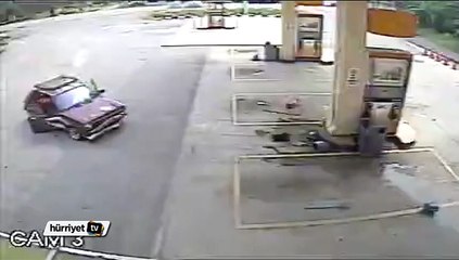 Şaşkın sürücü yakıt pompasına çarptı