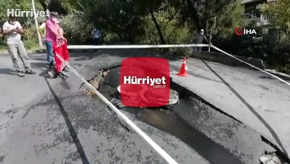 Son dakika haberi... Beşiktaş'ta yağmur sonrası yolda çökme