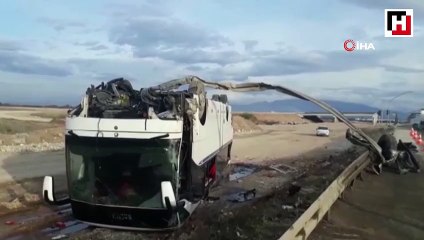 İşçileri taşıyan otobüs otomobille çarpışıp takla attı: 36 yaralı