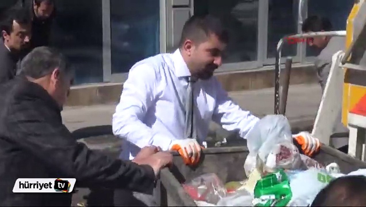 Doğubayazıt Belediye Başkanı Rohat Özbay ilçenin çöplerini topladı