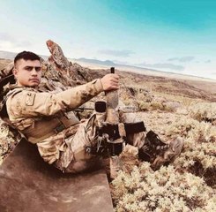 Şehidin kız kardeşi, ağabeyinin parkasını giyip beresini taktı