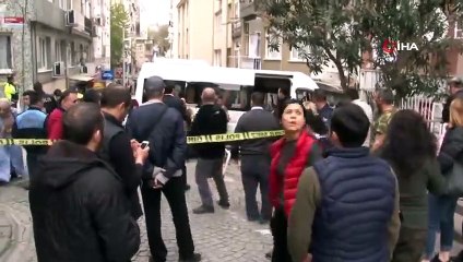 Freni patlayan servis minibüsü apartmana daldı