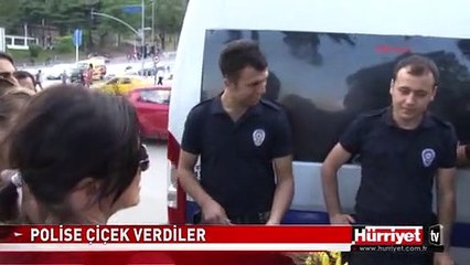 BEŞİKTAŞ'DA POLİSE ÇİÇEK VERDİLER! TAKSİM GEZİ PARKI PROTESTOSU