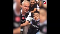 Görme engelli arkadaşına maç anlatan Beşiktaş taraftarı!