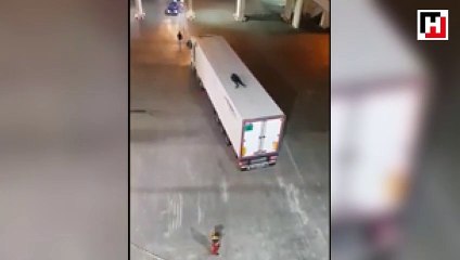 Göçmenin gemiye kaçak binme yöntemi görenleri şaşırttı