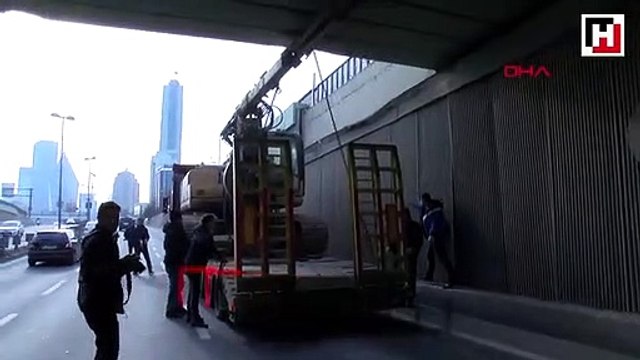 TIR'ın taşıdığı iş makinesi üst geçide sıkıştı
