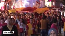 Galatasaray taraftarı derbi galibiyetini Taksim'de kutladı