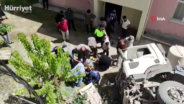Tunceli'de beton mikseri 5 metre yükseklikten bahçeye uçtu