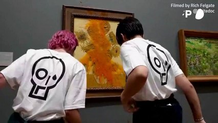 Van Goghs Sonnenblumen mit Tomatensuppe überschüttet