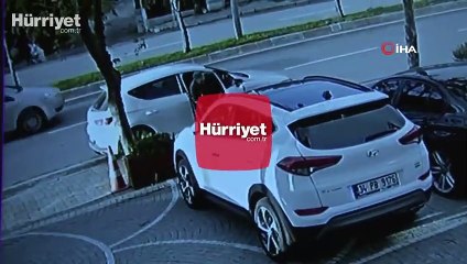 Galerideki çalışanlara aldırmadan güpegündüz lüks otomobile girdiler