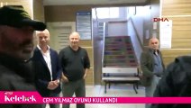 Cem Yılmaz oy vermeye elektrikli bisikletiyle geldi