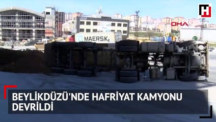 Beylikdüzü'nde hafriyat kamyonu devrildi