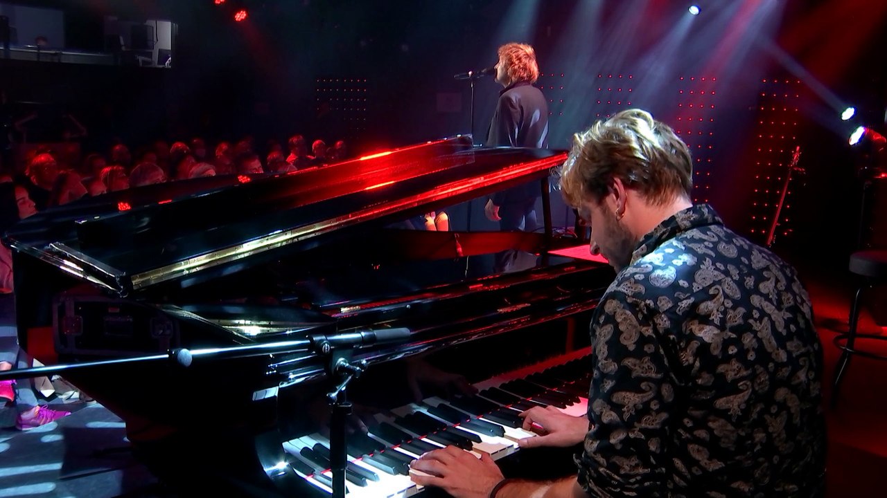 CALI interprète "Alain Souchon" dans le Grand Studio RTL