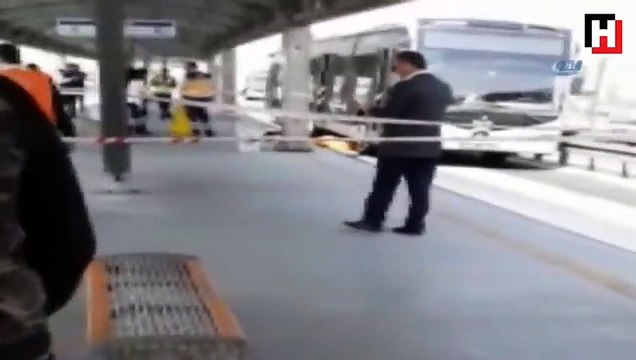 Metrobüs yolunda feci olay