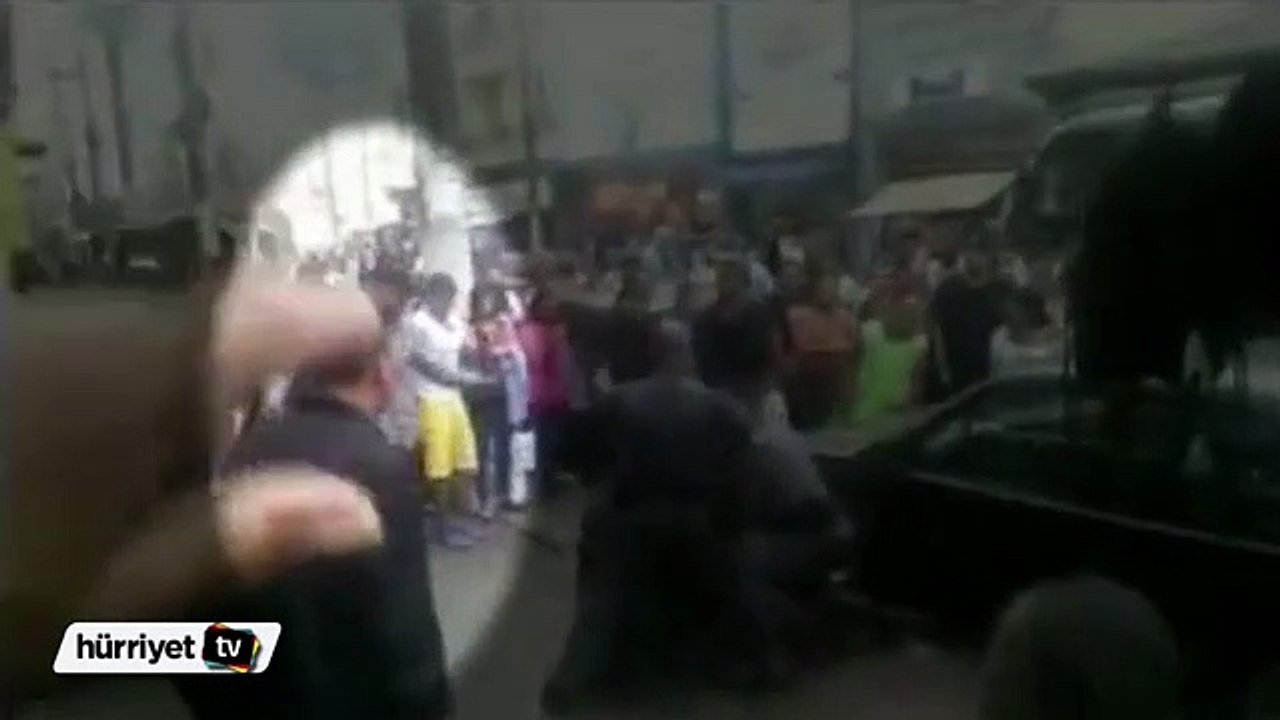 Eylemci polisin elinden biber gazını böyle aldı