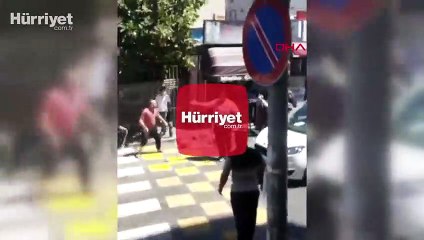 Küçükçekmece'de sopalı bıçaklı kavga anları kamerada