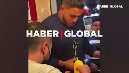 Restorana gelen müşterilerine 'sos dökme şakası' yapan şef