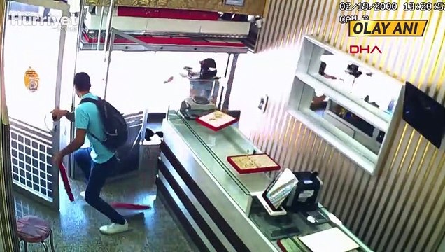 Kartal'da kuyumcuya biber gazı sıkarak yüzük tablasını çalan hırsız kamerada