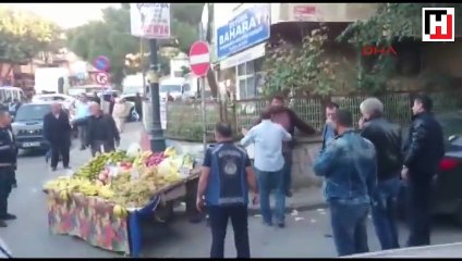 Seyyar satıcının bıçakla direnişi