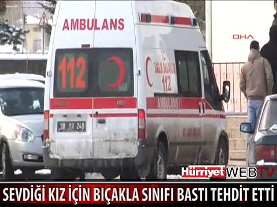 ELİNDE BIÇAKLA OKULU BASTI