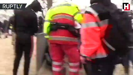 Paris'te sokaklar savaş alanına döndü! Dükkanlar yağmalandı