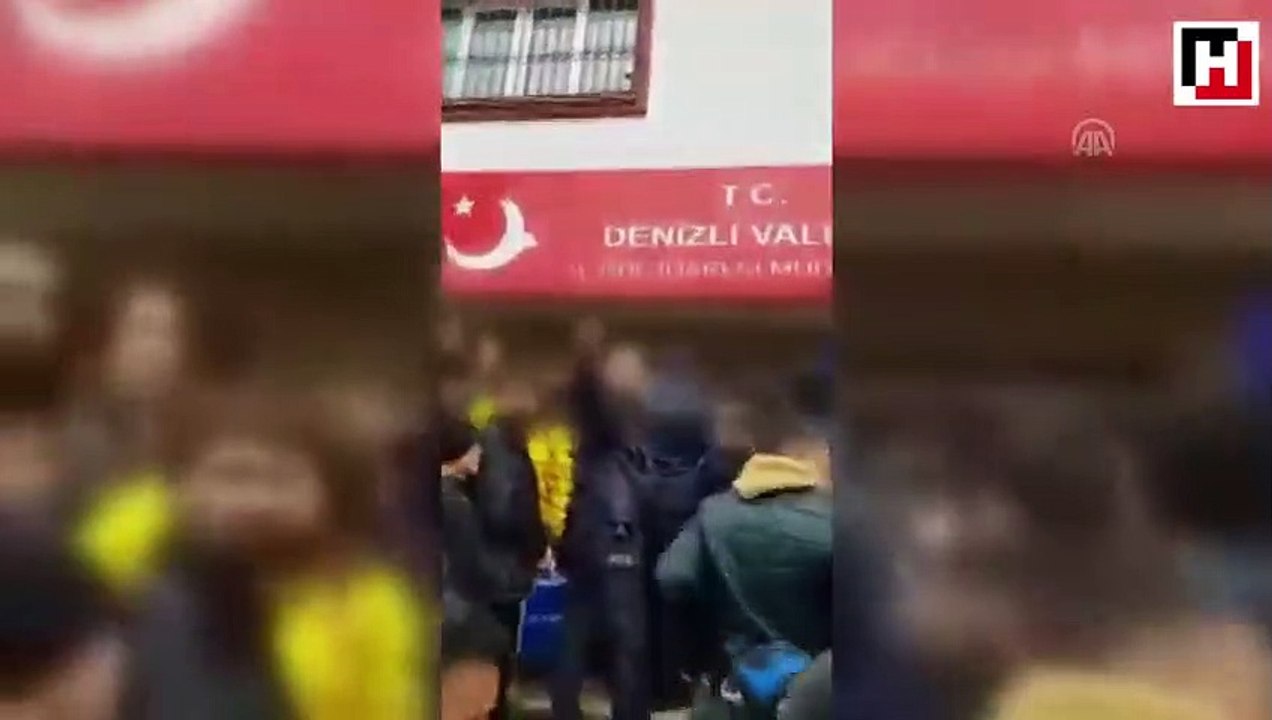 Bekleyenlere biber gazı sıkan polis görevden uz...