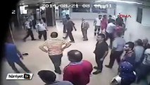Hastanede güvenlik görevlilerine bıçaklı saldırı kamerada