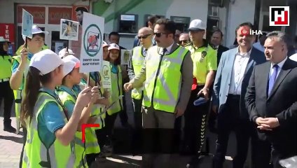 Valiye ‘Yaya Geçidi Nöbeti’nde az kalsın araba çarpıyordu