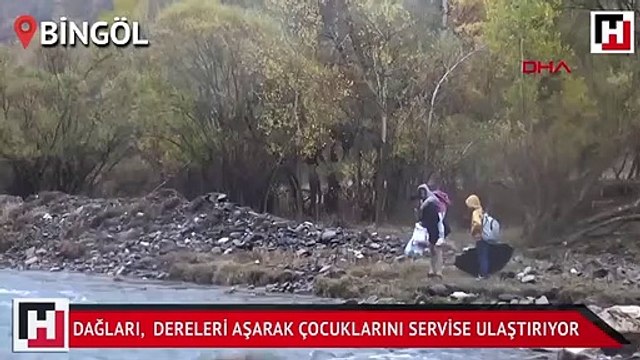 Dağları aşıp, sulardan geçerek çocuklarını servise ulaştırıyor