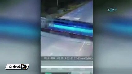 Tren otobüsü biçti: 4 ölü, 23 yaralı