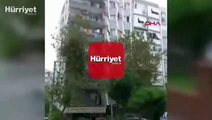 İzmir'de depremde binanın yıkılma anı kamerada
