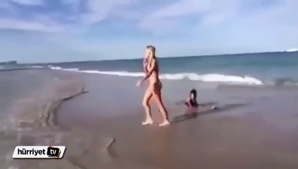 Bikinisi düşen kadının zor anları