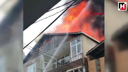 Üsküdar'da binanın çatısında korkutan yangın