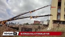 Çareyi vincin kolarını binanın duvarına yaslamakta buldu