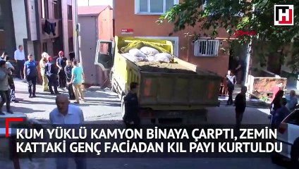 Kağıthane’de kum yüklü kamyon binaya çarptı
