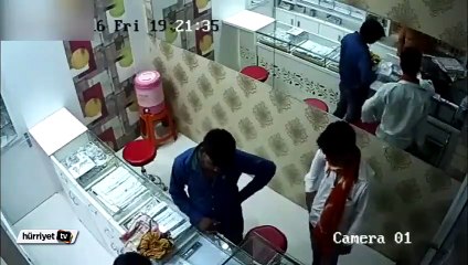 Eli bıçaklı iki saldırgana böyle karşı koydu