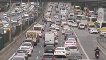 İstanbul'da haftanın son iş gününde trafik yoğunluğu oluştu
