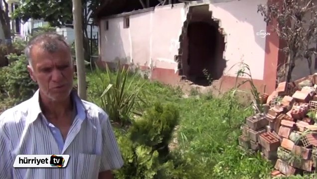 Evde bir şey bulamayan hırsızlar kapı ve pencereleri söküp götürdü