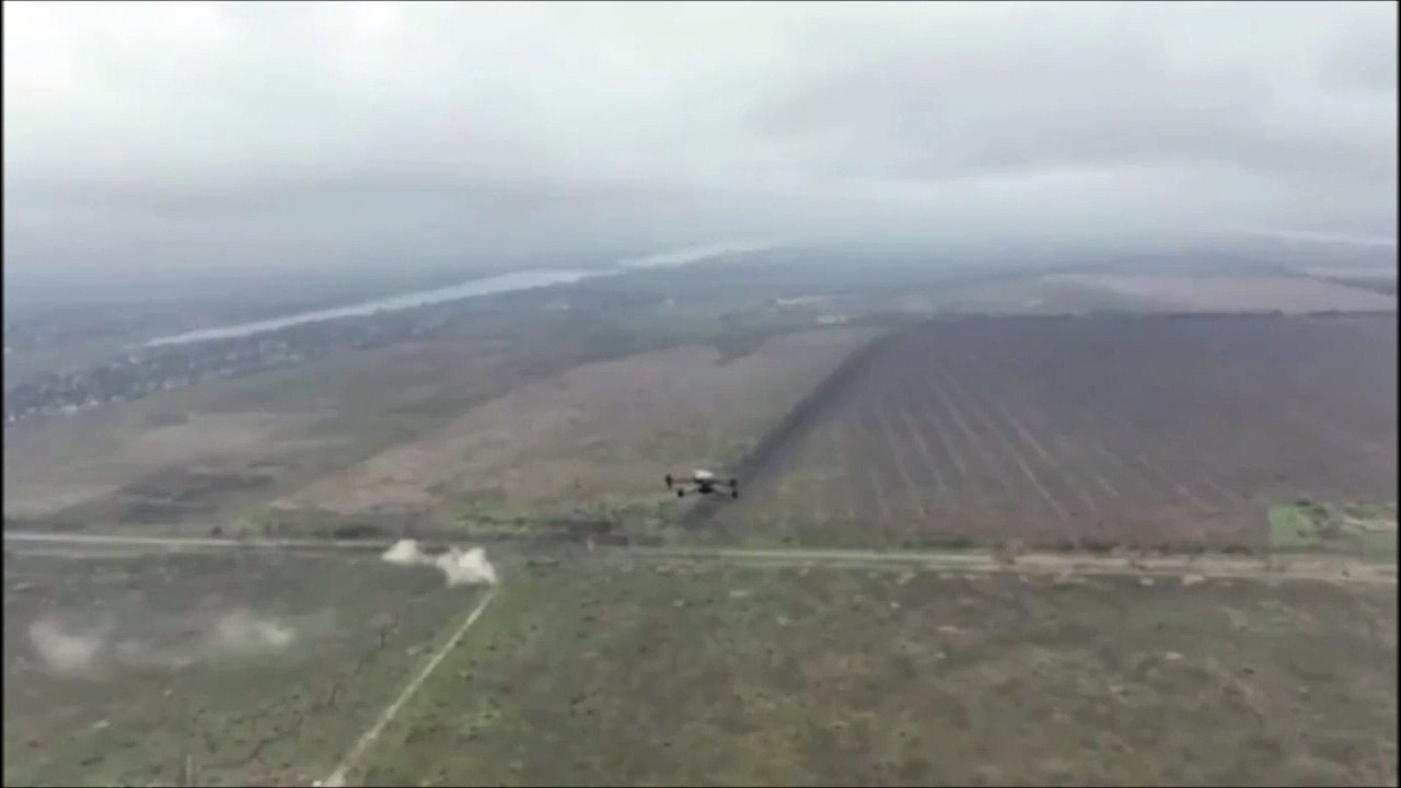 2 drones se retrouvent face à face dans les airs... et il n'en restera qu'un