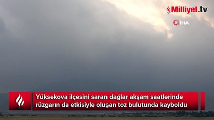 Rüzgarın etkisiyle ilçeyi sardı! 'İnşallah kısa sürede biter'
