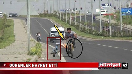 2 BİSİKLETLE EKMEK TAŞIYAN GENÇ GÖRENLERİ ŞAŞIRTTI
