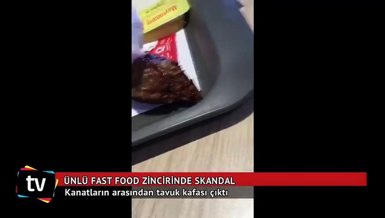 Kanatların arasından tavuk kafası çıktı