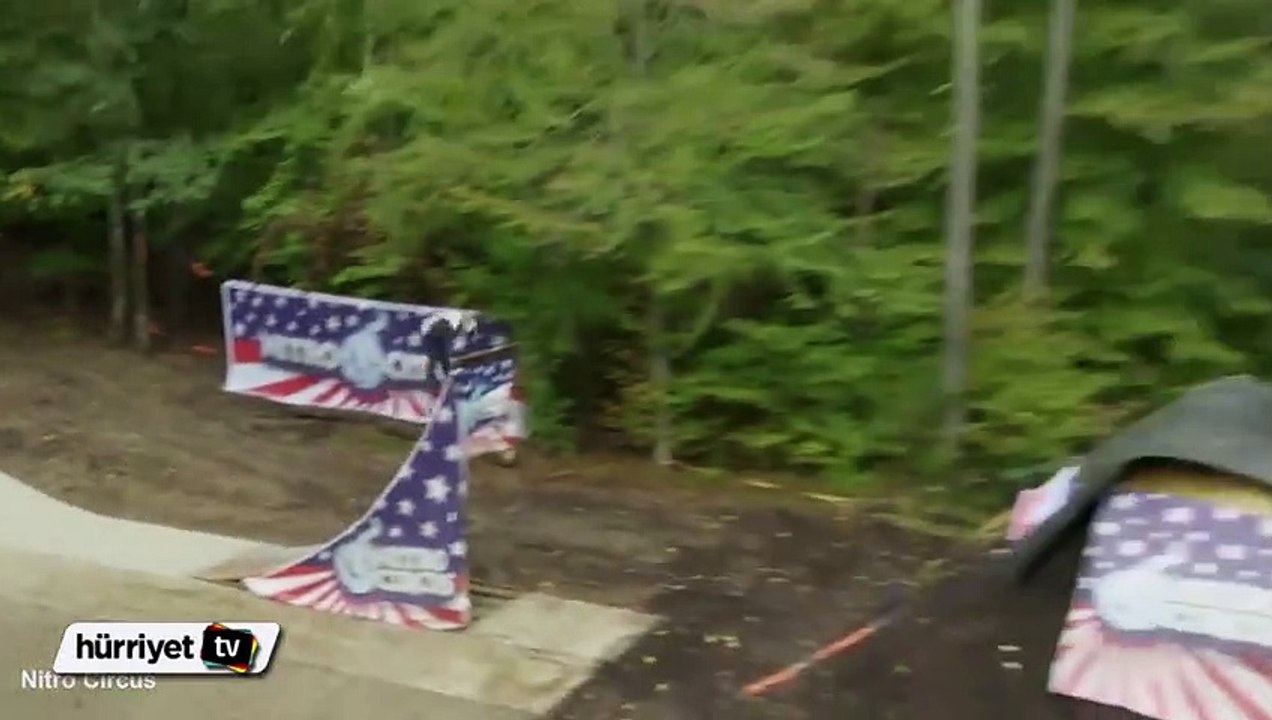 Ryan Willams bisikletle havada üç takla attı