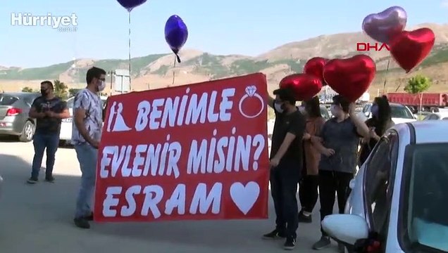 Koronavirüs tedavisi gören kız arkadaşına hastane önünde evlilik teklifi yaptı