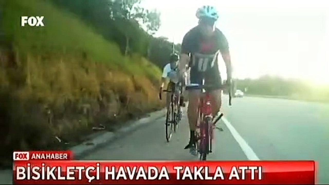 Yarış sırasında bisikletiyle beraber takla attı