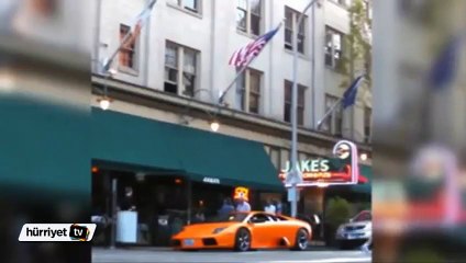 Park halindeki Lamborghini'nin üzerinden bisikletle geçmek