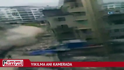 Bina iş makinesinin üzerine yıkıldı