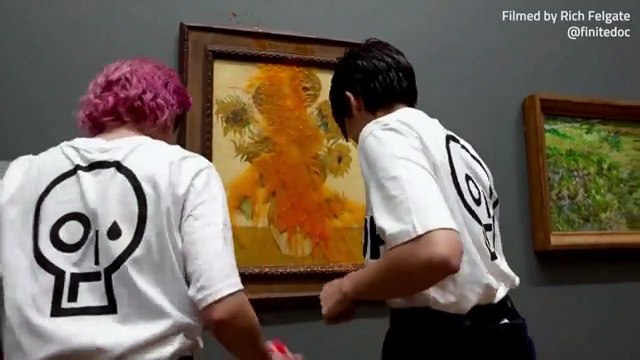 Militantes ecologistas arrojan sopa sobre Los girasoles de Van Gogh